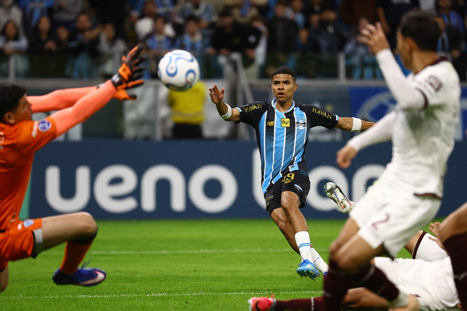 Carlos Lampe y una de sus 10 atajadas ante Gremio en Porto Alegre