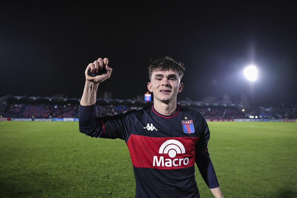 Santi López celebra tras el triunfo de Tigre ante Nacional