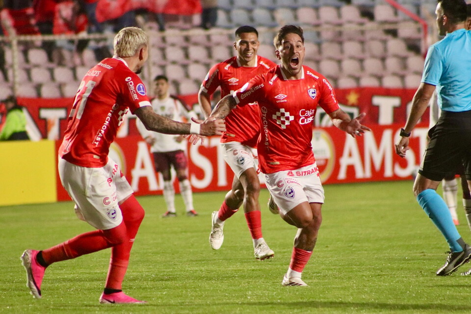 Alejandro Hohberg celebra uno de sus tantos ante Lanús en la remontada de Cienciano
