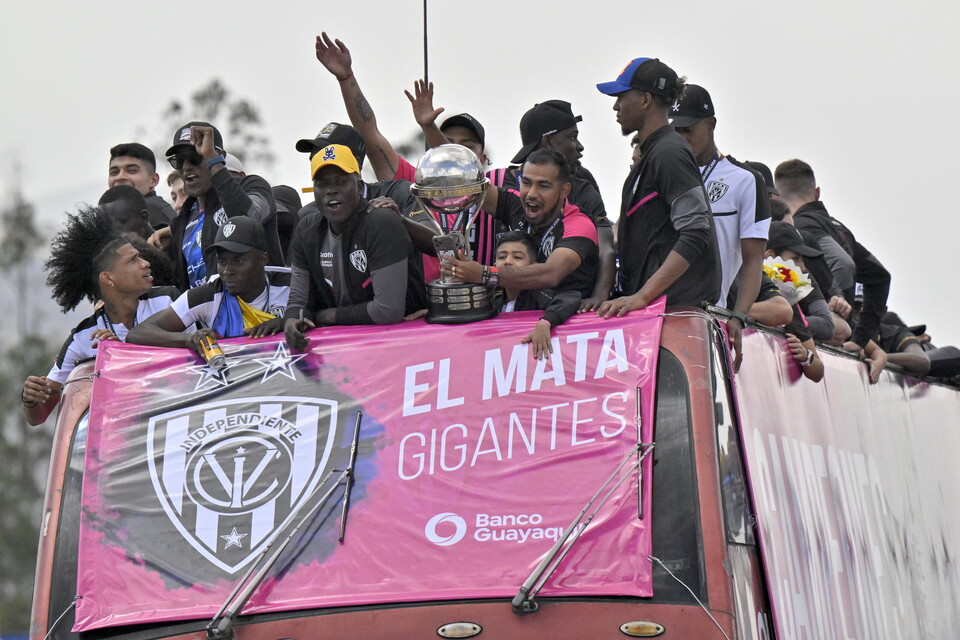 Sornoza celebra con su gente y el trofeo la obtención de la CONMEBOL Sudamericana 2026
