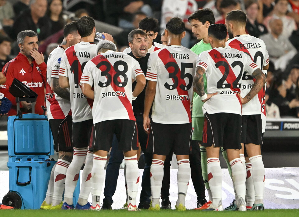Eduardo Coudet, entrenador de River, da indicaciones en la pausa de hidratación