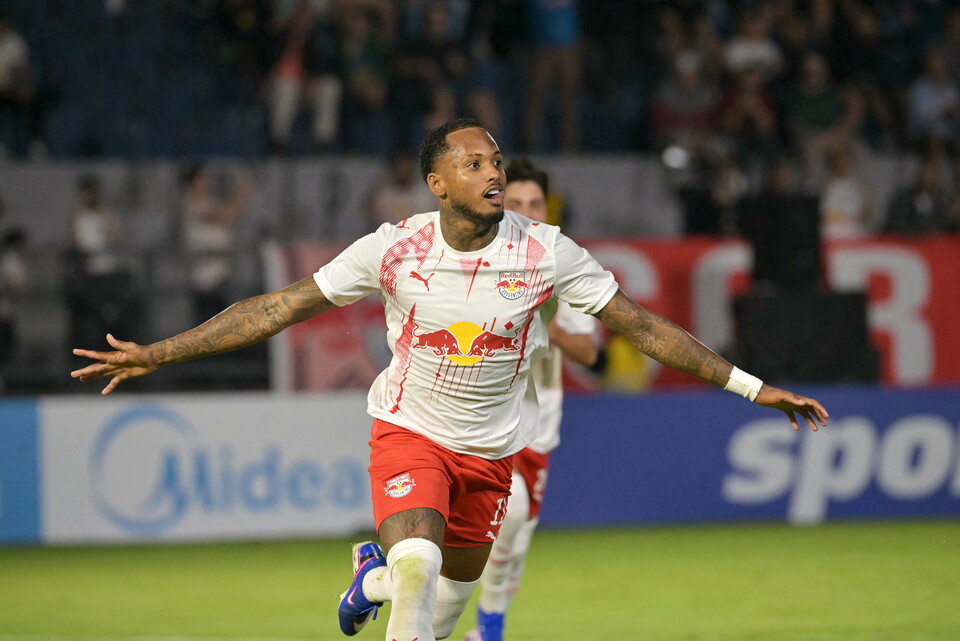 Fernando celebra gol para Red Bull Bragantino en la CONMEBOL Sudamericana 2026