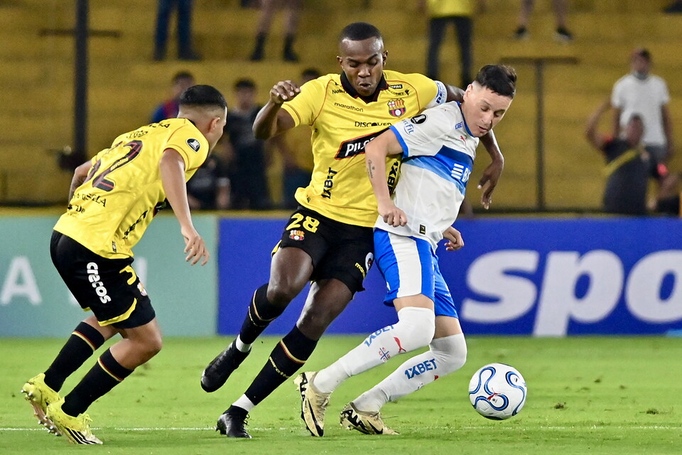 Fernando Zuqui, de Universidad Católica, ante Barcelona de Ecuador