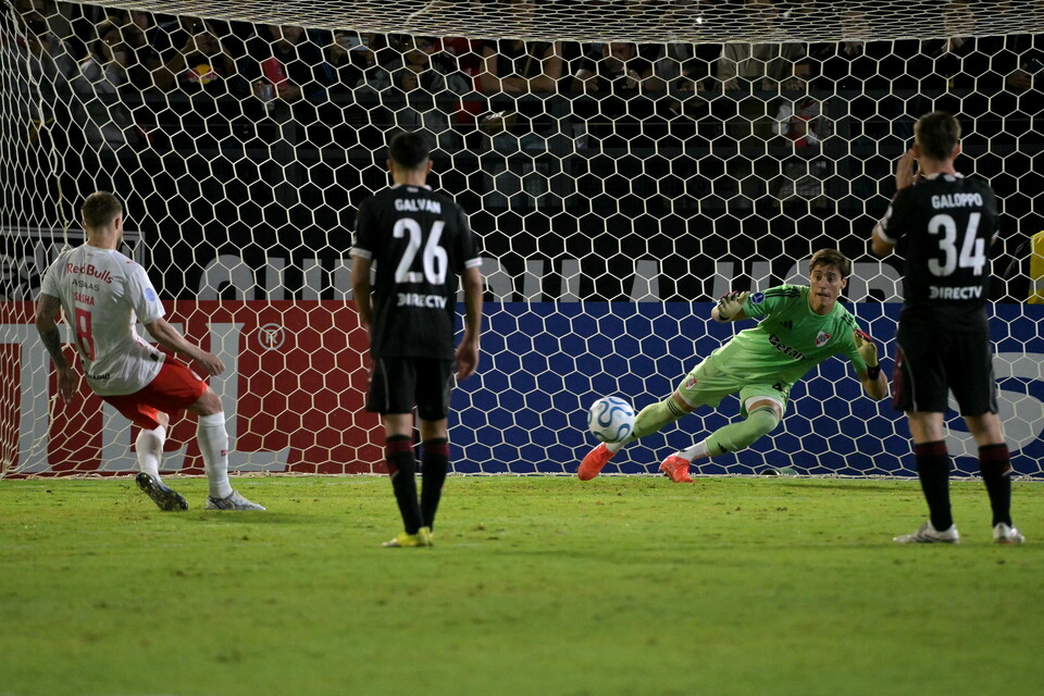 Santiago Beltrán, arquero de River, atajando un penal ante Bragantino
