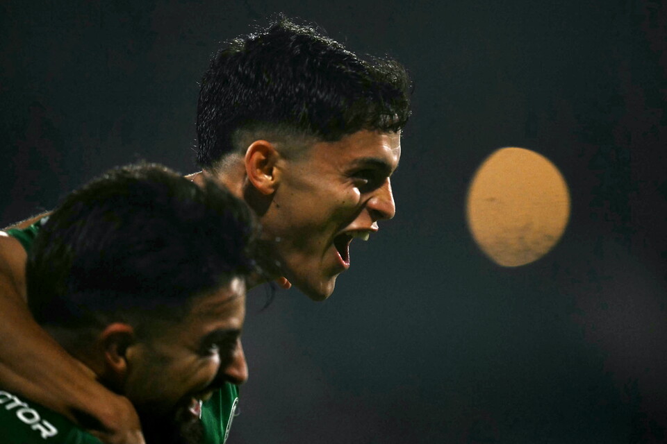 Ramón Sosa celebra su tanto para Palmeiras junto al Flaco López - CONMEBOL Libertadores 2026