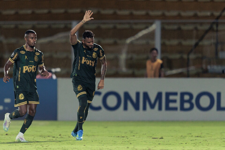 Reinaldo celebra su gol para Mirassol ante Liga de Quito