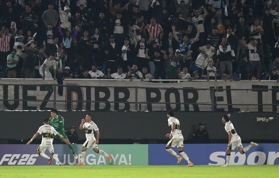 Hugo Quintana celebra su gol clave para Olimpia ante Audax Italiano