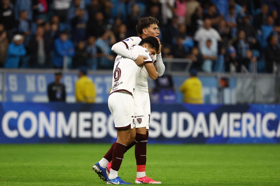 Jugadores de Bolívar celebran el triunfo histórico antre Gremio