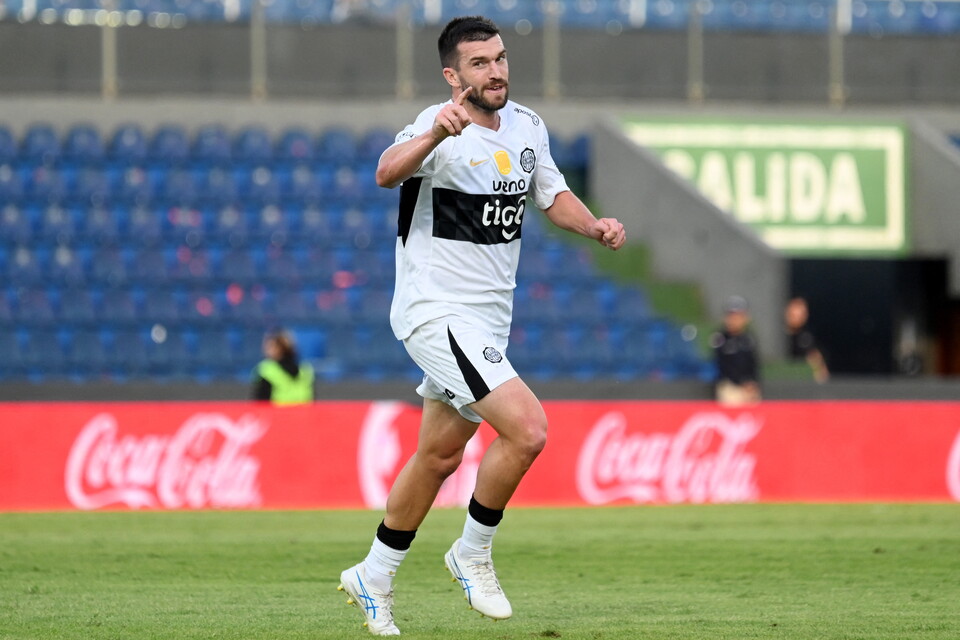 Tim Payne celebra su primer gol con la camiseta de Olimpia de Paraguay