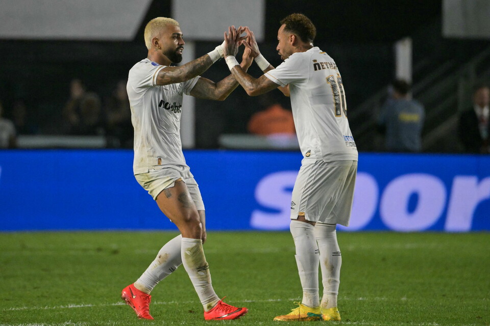 Gabigol y Neymar celebran el empate transitorio entre Santos y Macará