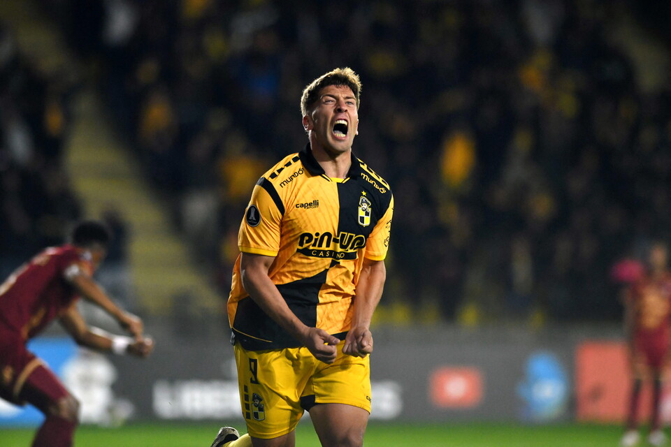 Nicolás Johansen, de Coquimbo Unido, celebra su gol ante Tolima