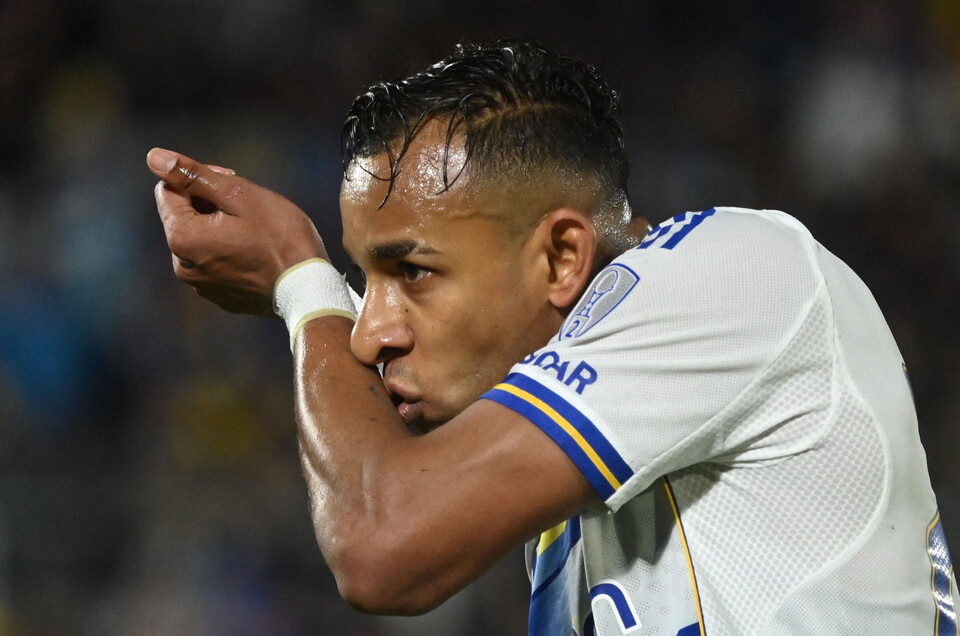 Sebastián Villa festeja su primer gol en Boca