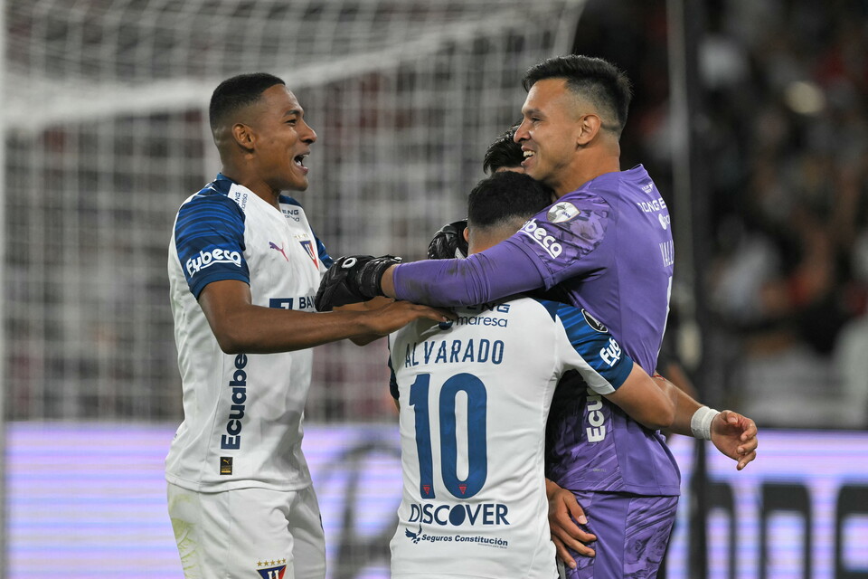 Todos abrazan a Gonzalo Valle, el héroe de la noch