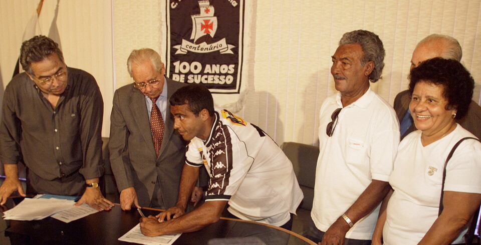 Romario firma con Vasco da Gama en 1999