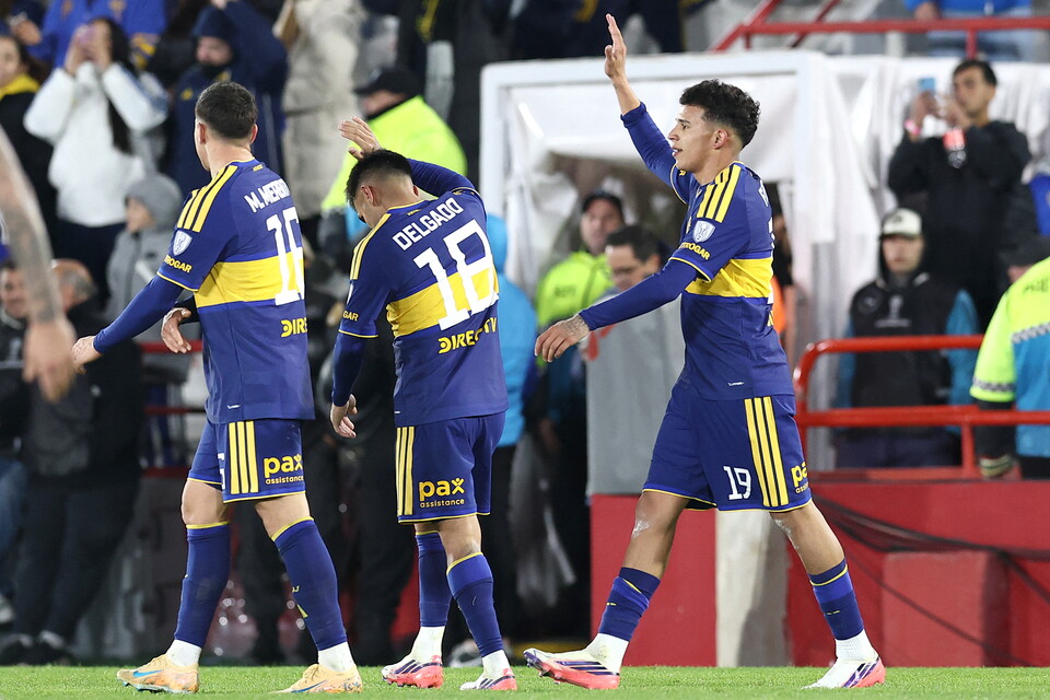 Leonel Flores celebra su gol ante Recoleta para Boca en la CONMEBOL Sudamericana