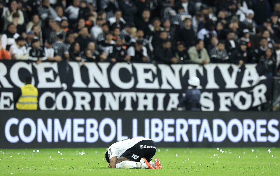 Memphis Depay falló el penal de Corinthians ante Estudiantes