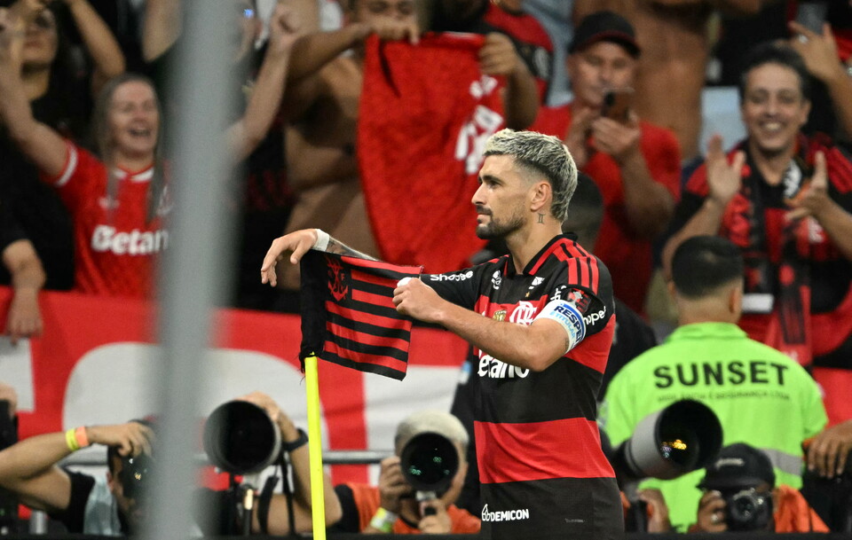 Giorgian De Arrascaeta celebra su tanto ante IDV