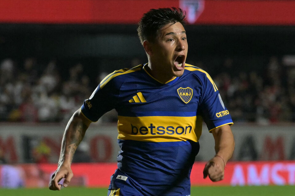 Leandro Lozano celebra su primer gol en Boca