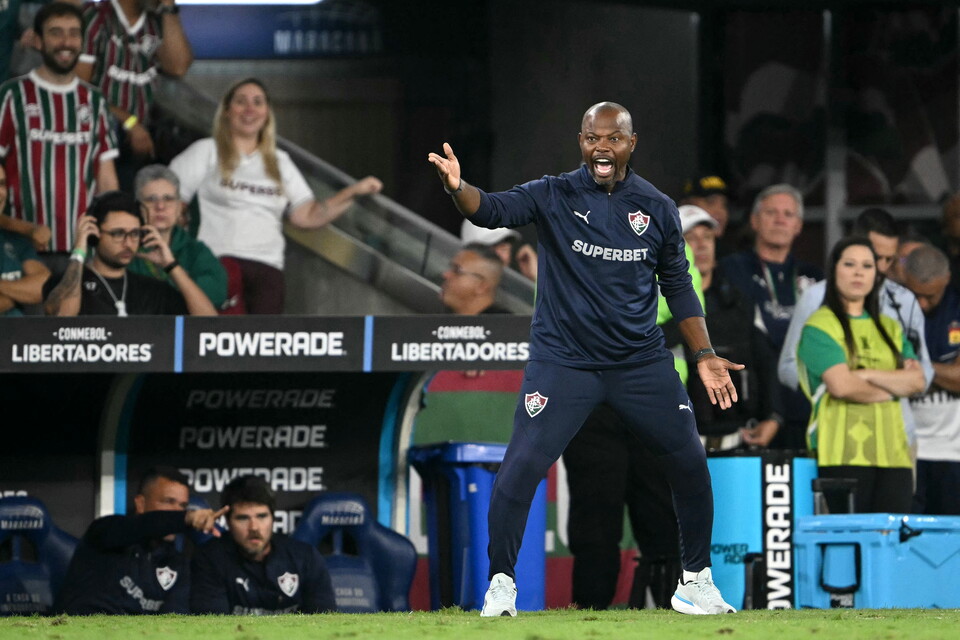 Marcao da indicaciones durante el partido ante Platense