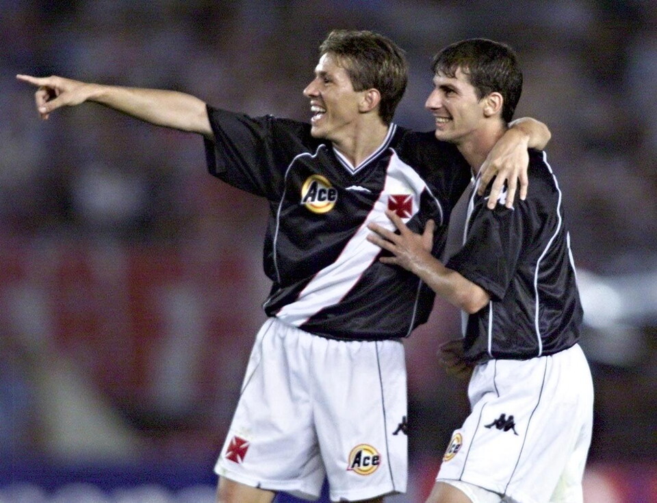 Juninho Paulista y Pedrinho de Vasco da Gama celebran en el Monumental