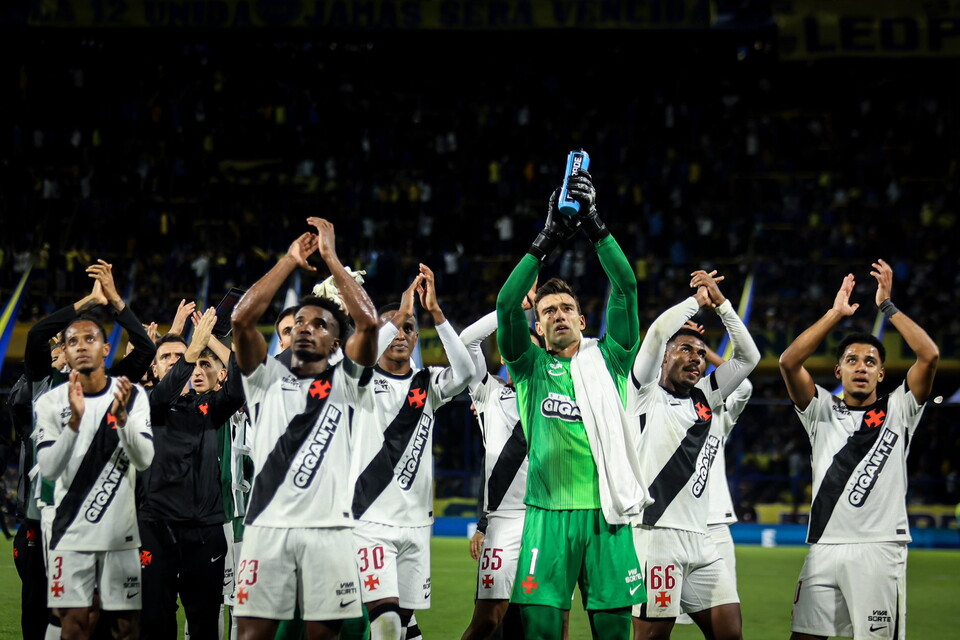 Los jugadores de Vasco da Gama festejan con su público el triunfo ante Boca Juniors