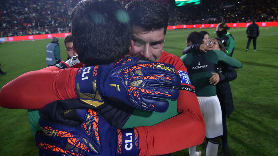 Carlos Lampe abraça membro da comissão técnica da Bolívia após vaga na repescagem mundial para a Copa do Mundo