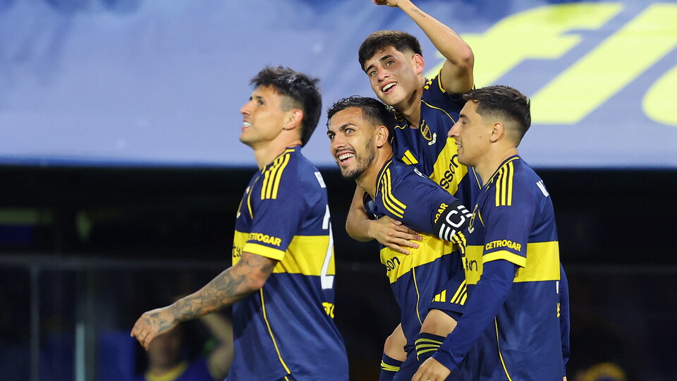 Jogadores do Boca Juniors comemoram gol marcado contra o Instituto