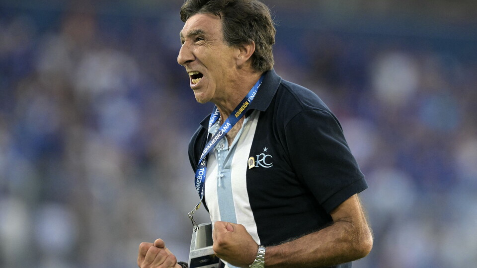 Gustavo Costas celebra como técnico de Racing