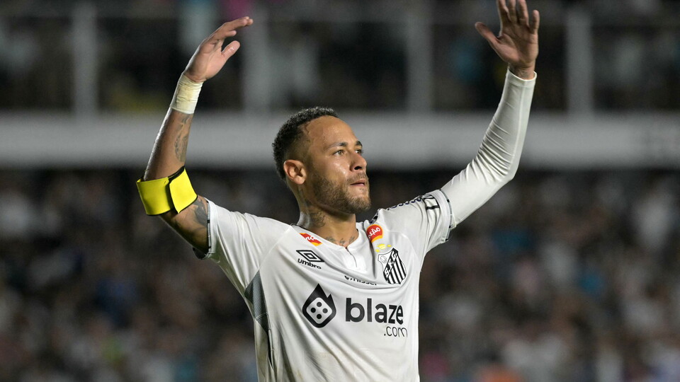 Neymar arenga a sus hinchas