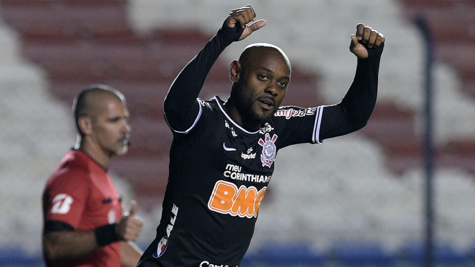 Vagner Love celebra con la camiseta del Corinthians en la Copa Sudamericana