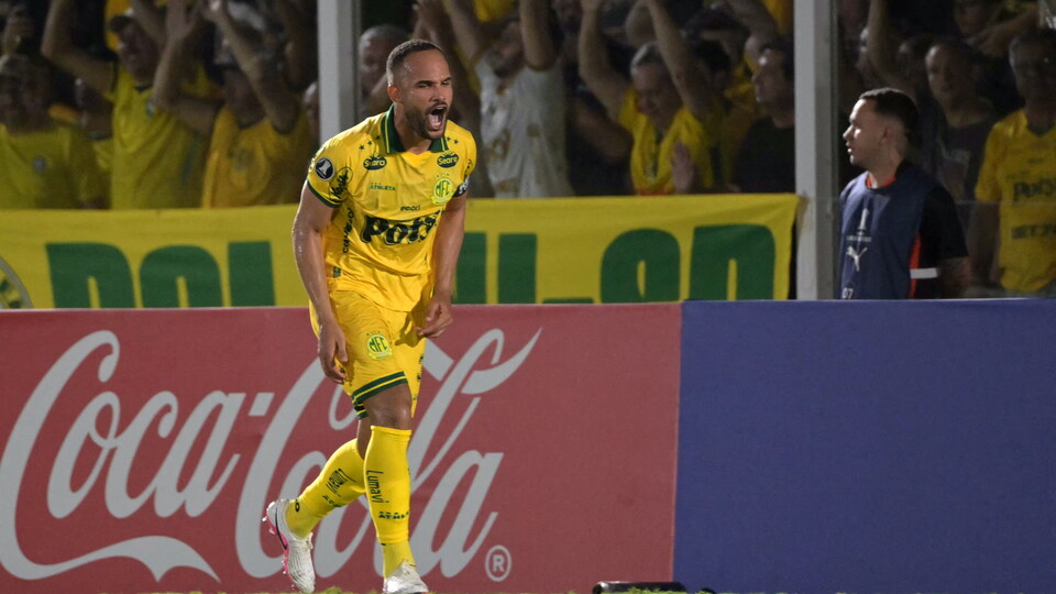 João Victor comemora o gol marcado para o Mirassol contra o Lanús