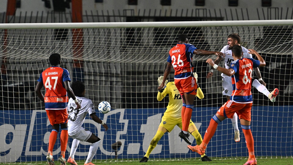 Jiovany Ramos marca para a Academia Puerto Cabello contra o Atlético-MG