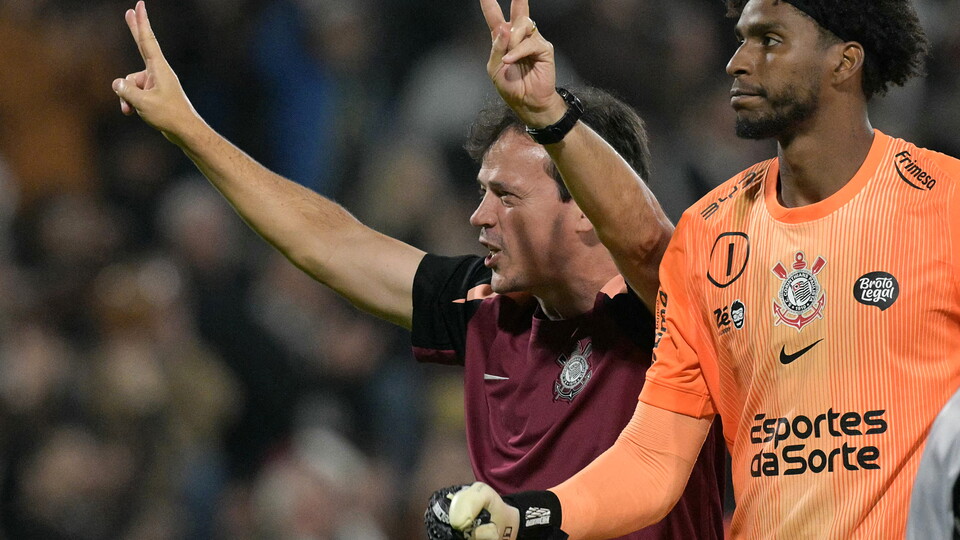 Fernando Diniz e Hugo Souza, do Corinthians. Foto: JUAN MABROMATA / AFP