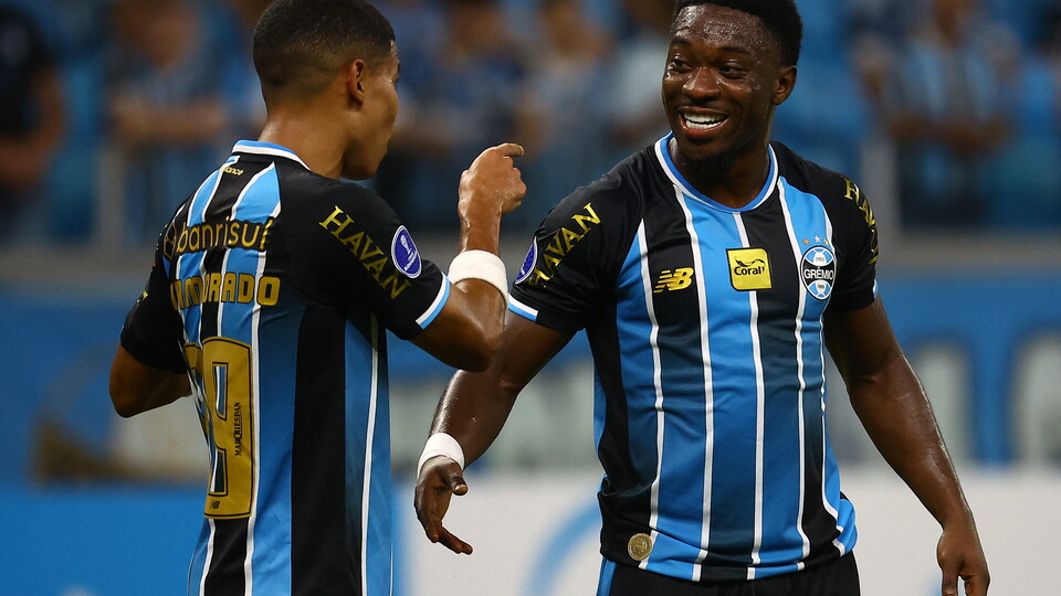 Francis Amuzu comemora gol do Grêmio contra o Deportivo Riestra. Foto: SILVIO AVILA / AFP