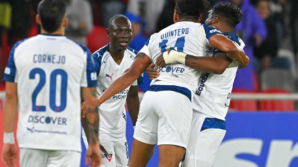 Jogadores da LDU comemoram gol marcado sobre o Mirassol