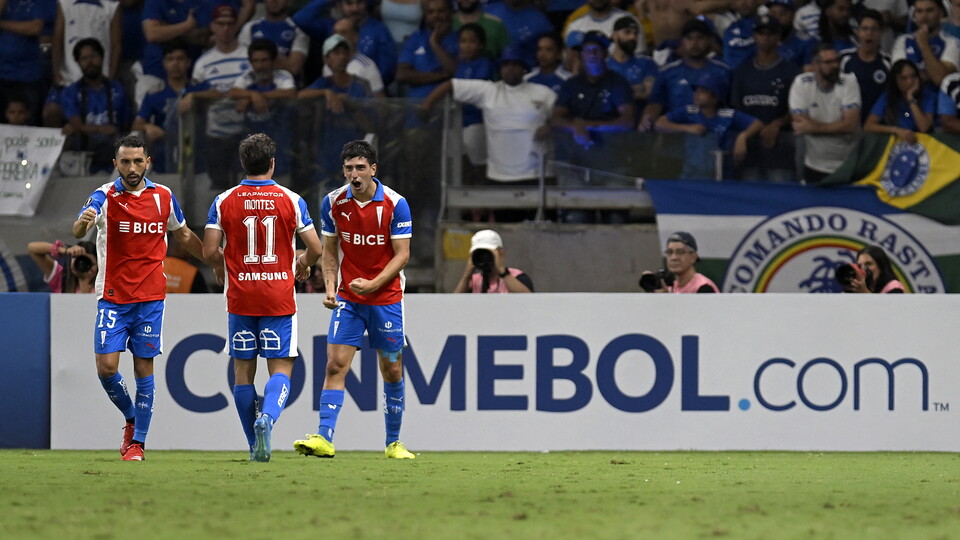 Jogadores da Universidad Católica comemoram gol marcado contra o Cruzeiro