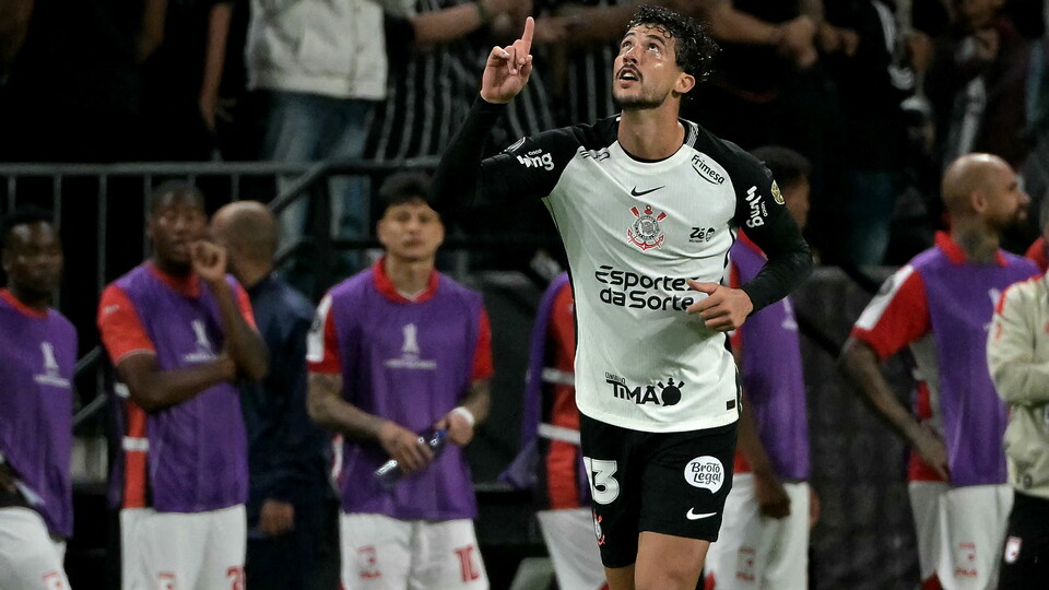 Gustavo Henrique comemora gol marcado para o Corinthians contra o Independiente Santa Fe