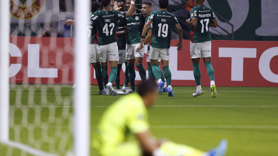 Jogadores do Palmeiras comemoram gol marcado sobre o Sporting Cristal