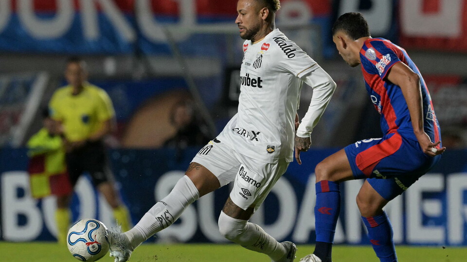 Neymar, do Santos, durante partida contra o San Lorenzo. Foto: JUAN MABROMATA / AFP