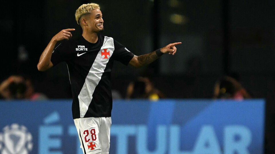 Adson comemora gol marcado para o Vasco contra o Olimpia. Foto: MAURO PIMENTEL / AFP