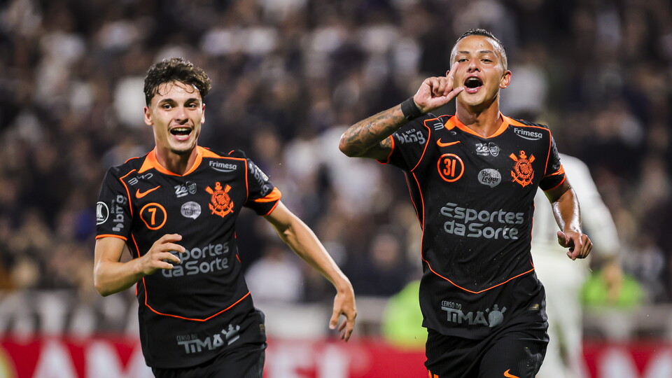 Corinthians celebró en el debut