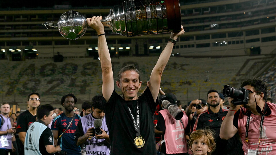 Filipe Luis levanta la CONMEBOL Libertadores como entrenador