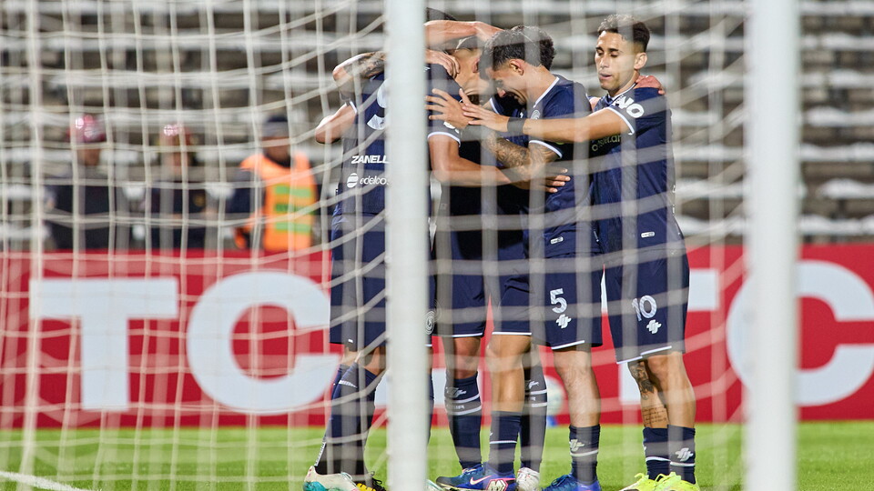 Independiente Rivadavia goleó a La Guaira