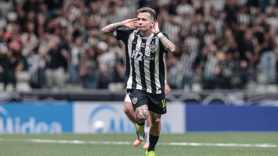 Mineiro celebra con Bernard