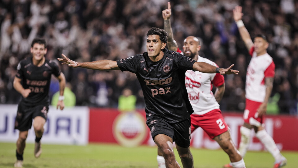 Nasif celebra el gol de Platense