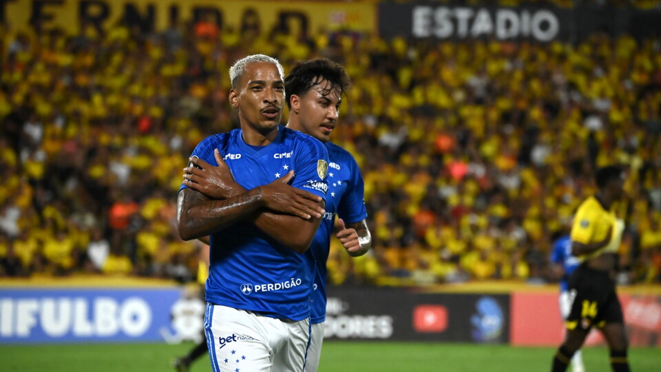 Matheus Pereira comemora gol do Cruzeiro contra o Barcelona