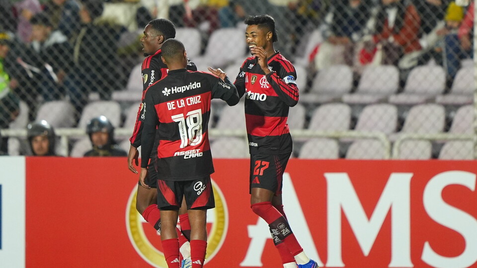Bruno Henrique comemora o gol marcado para o Flamengo contra o Cusco