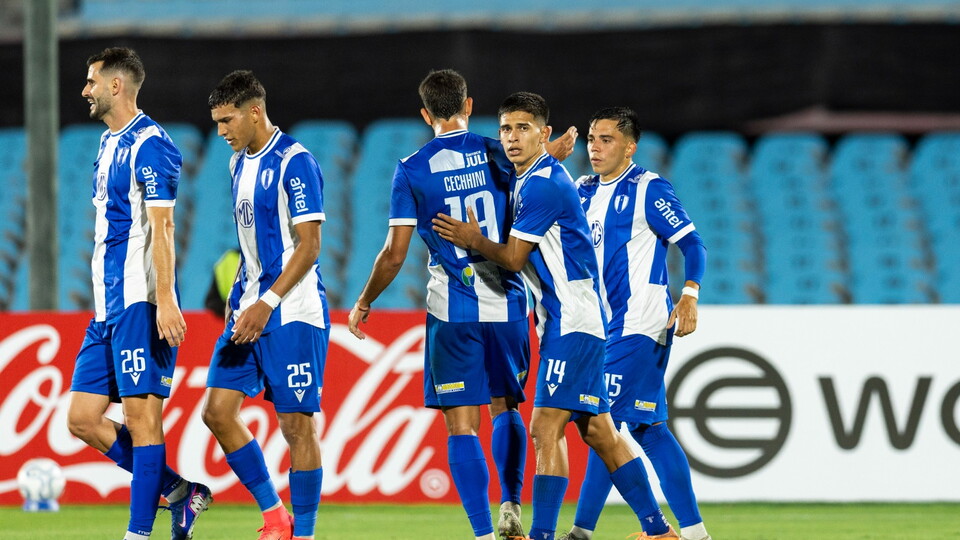 Jogadores do Juventud comemora gol feito contra o Cienciano