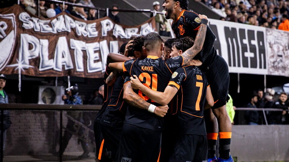 Jogadores do Corinthians comemoram gol marcado contra o Platense