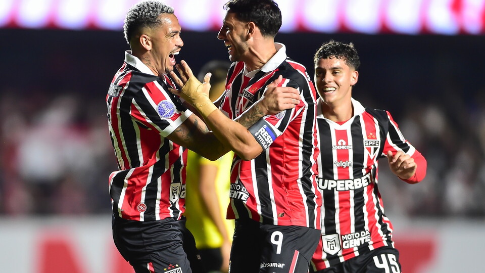 Luciano e Calleri comemoram gol do São Paulo contra o O'Higgins